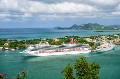 Ein Kreuzfahrtschiff bei Castries Ein Kreuzfahrtschiff ankert bei Castries vor einer bewachsenen Küste mit Bergen im Hintergrund.