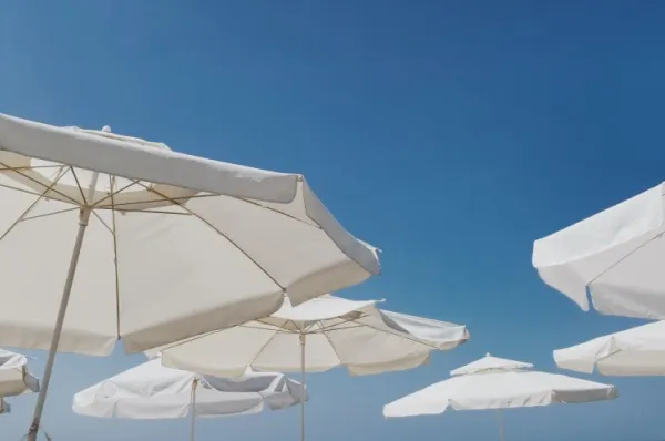 Die HanseMerkur hält einen schützenden Schirm über Sie – mit den Reiseversicherungen für Kreuzfahrten.