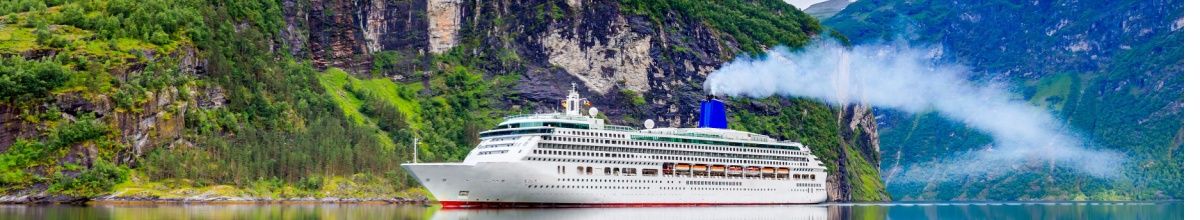 Kreuzfahrtschiff auf Sommer-Kreuzfahrt in Norwegen.