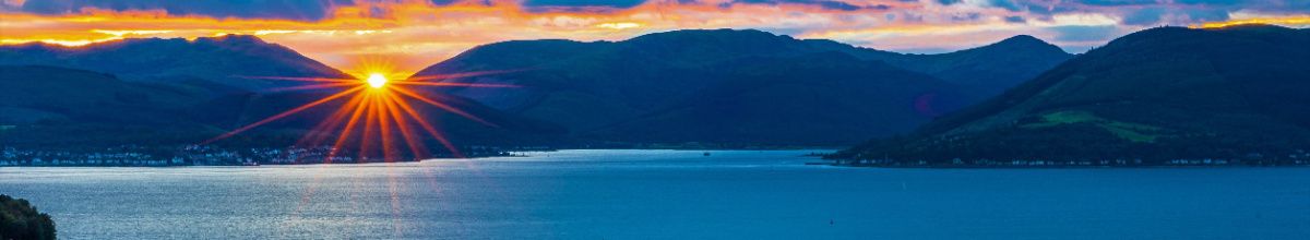 Ein Sonnenuntergang in den Bergketten bei Greenock mit Ausblick aufs Meer