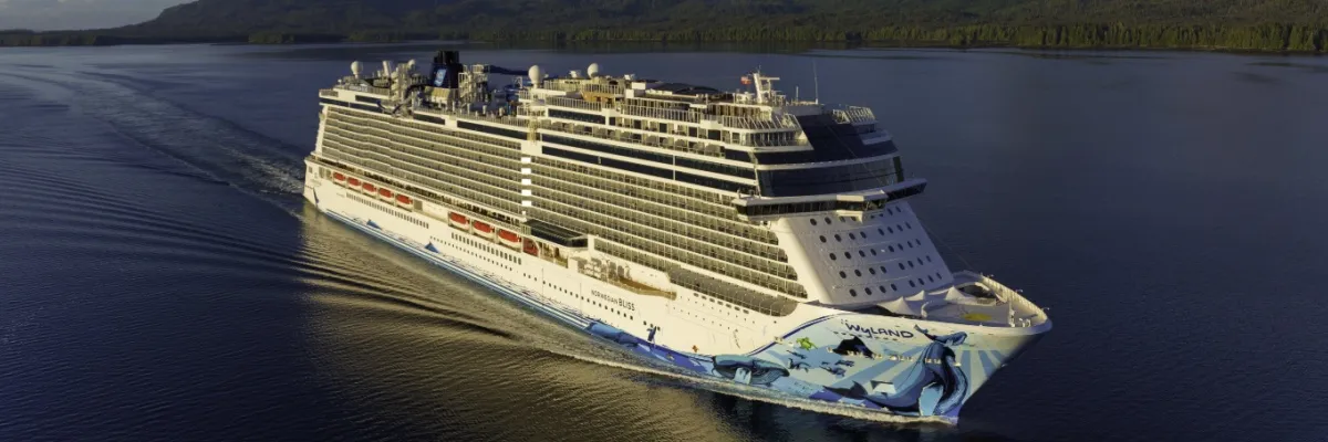 Norwegian Bliss in Alaska Die Norwegian Bliss im offenen Meer vor der Küste von Ketchikan in Alaska, USA.