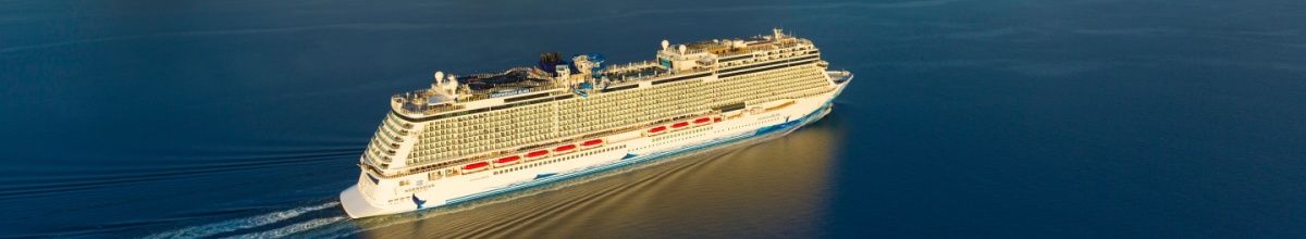 Eine Seitenaufnahme der Norwegian Bliss auf dem offenen aber sehr ruhigen und dunklem Meer.