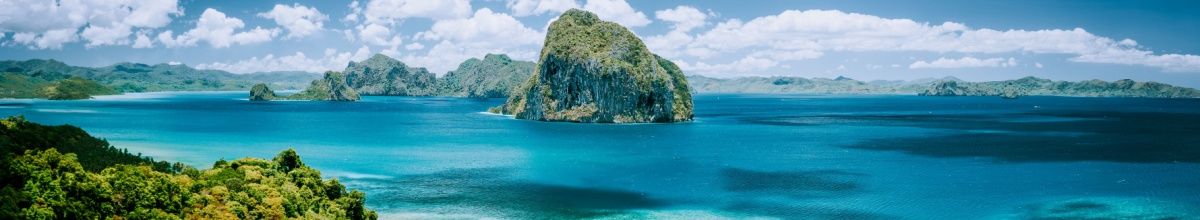 Blick auf die Insel Palawan mit türkisfarbenem Meer