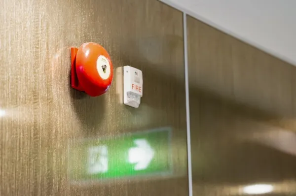 Feueralarm, Bandmelder und Notausgangschild.