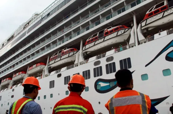 Kreuzfahrtschiff mit Rettungsbooten und Crewmitgliedern.