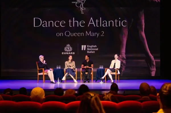 Tänzer des English National Bellet beantworten Publikumsfragen auf einer Bühne auf der Queen Mary 2 von Cunard.