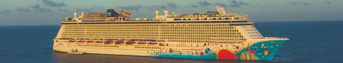 Seitenansicht der Norwegian Breakaway auf hoher See.