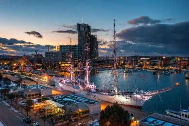 Der Hafen einer polnischen Hafenstadt, warum beleuchtet mit Schiffen bei Sonnenuntergang