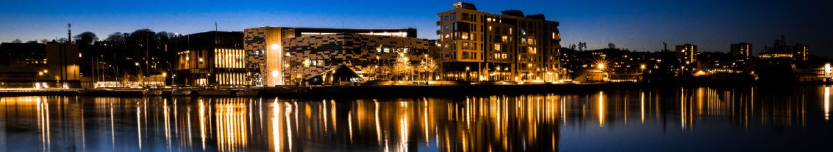 Das Hafenviertel von Sandnes bei Nacht, warm beleuchtet