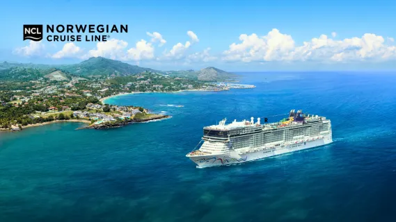 Norwegian Epic Seitenansicht der Norwegian Epic während das Schiff an einer karibischen Insel vorbeifährt.