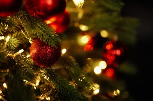 Weihnachtsstimmung auf dem Kreuzfahrtschiff Ein geschmückter Weihnachtsbaum auf einem Kreuzfahrtschiff in Nahaufnahme.