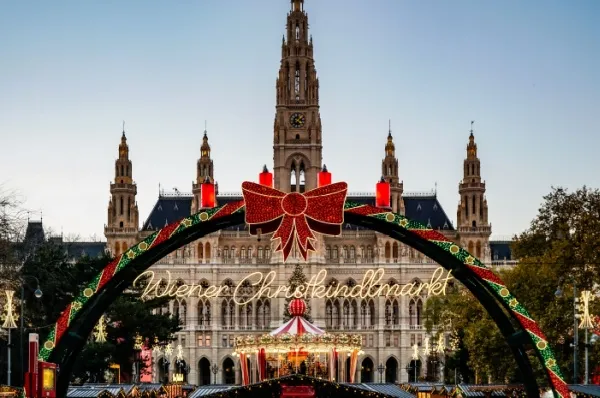 Wiener Christkindlmarkt bei einer Kreuzfahrt Der Eingang des Wiener Christkindlmarktes mit einem historischen Gebäude.