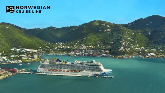 Kreuzfahrt mit der Norwegian Escape Norwegian Escape am Hafen von Tortola auf den britischen Jungferninseln. ©Danny Lehman