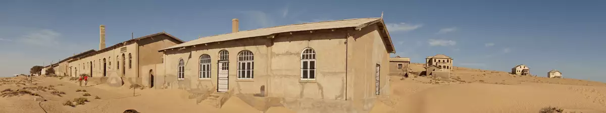 Die Geisterstadt Kolmanskop wird nach und nach von der Wüste zurück erobert.