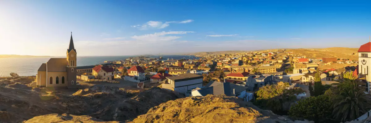 Blick auf die Felsenkirche und die Stadt Lüderitz an der Atlantikküste Namibias.