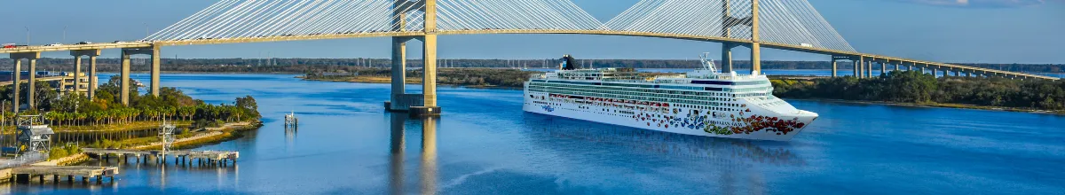 Die „Norwegian Gem“ an der Dames-Point-Brücke über den St. Johns River in Jacksonville, Florida, bei Sonnenuntergang.