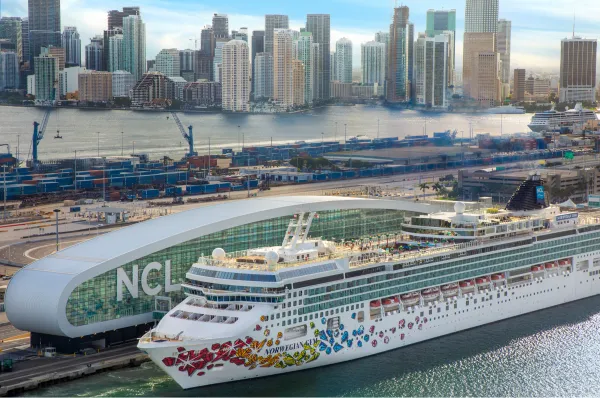 Seitenansicht der Norwegian Gem vor dem NCL Terminal im Port of Miami in Florida.