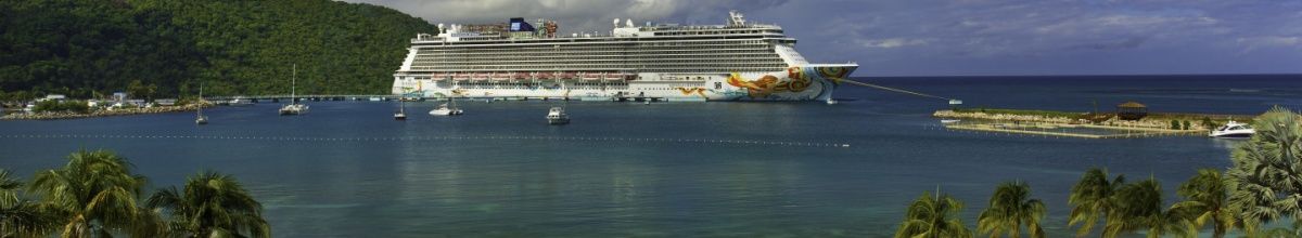 Norwegian Getaway liegt in der Karibik vor Anker.