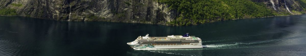 Norwegian Jade fährt in einen norwegischen Fjord ein.