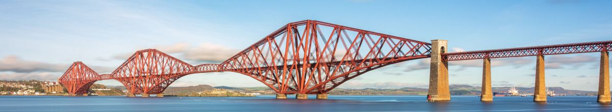 Eine Totale der Forth Bridge in South Queensferry bei Tag.
