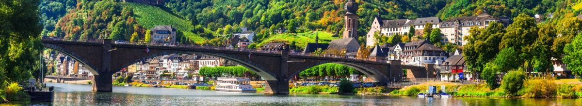 Stadt Cochem: Brücke zur Stadt mit Kirche und alten Häusern.