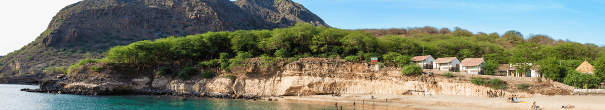 Blick auf den Sandstrand Tarrafal auf der Insel Santiago, der in einer Bucht liegt.