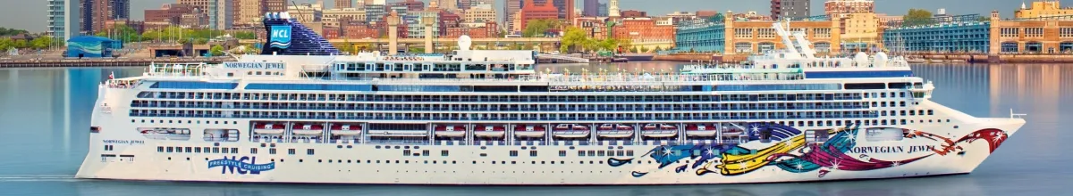 Seitenansicht der Norwegian Jewel vor der Skyline von Delaware, Philadelphia.