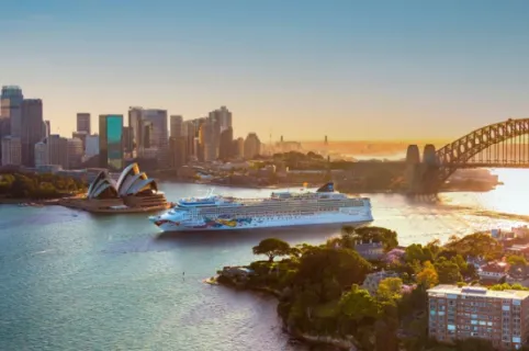 Norwegian Jewel Norwegian Jewel mit buntem Bug-Design beim Hafenauslauf aus Sydney.