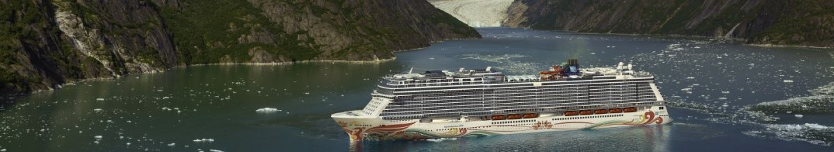 Norwegian Joy in Alaska mit Bergpanorama im Hintergrund.