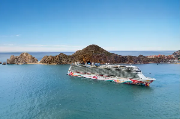Norwegian Joy in Mexiko Die Norwegian Joy fährt entlang einer Felsformation bei Mexiko und präsentiert die bunte Bugbemalung.