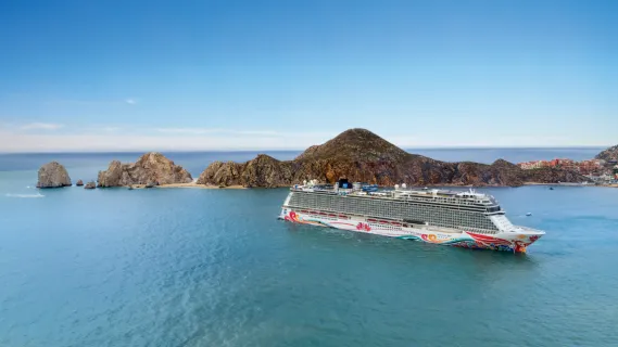 Norwegian Joy Norwegian Joy auf See mit buntem Bug-Design an der mexikanischen Riviera.