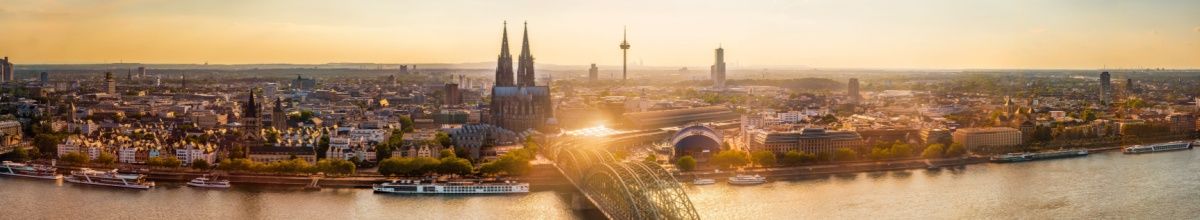 Skyline von Köln bei Sonnenuntergang.