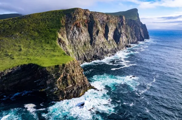 Die rauen Felsklippen der Shetlandlinseln, an die Wellen branden.
