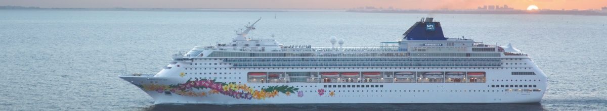 Die Norwegian Sky fährt über das Meer, während im Hintergrund die Sonne untergeht.