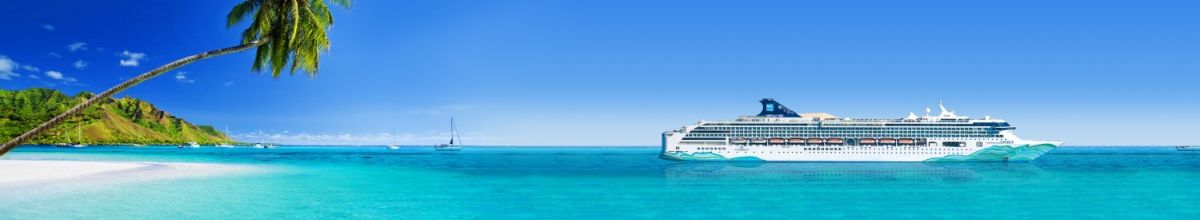 Norwegian Spirit fährt entlang einer karibischen Insel.