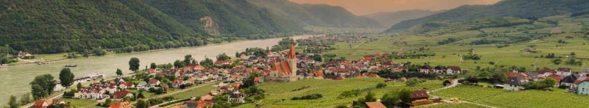 Blick über die Natur und eine Gemeinde in de Wachau an der Donau.