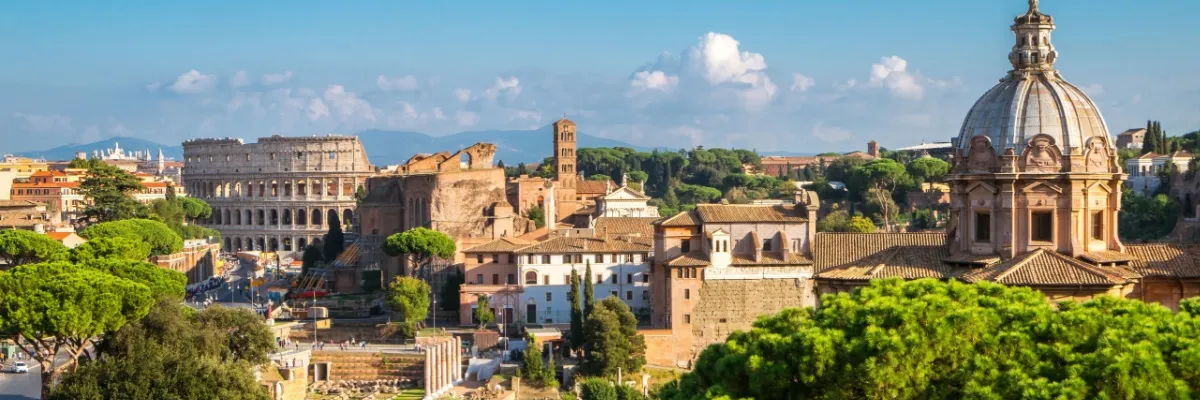 Blick über die Dächer Roms mit Colosseum