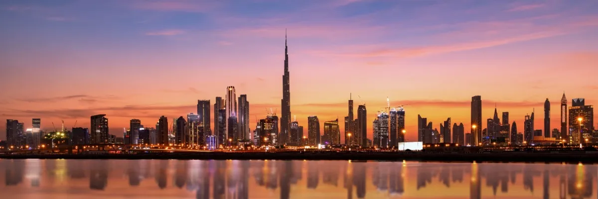 Panorama von Dubai in der Abenddämmerung mit dem Burj Khalifa in der Mitte.