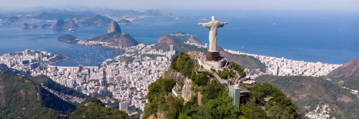 Blick über  Rio de Janeiro mit der Christusstatue auf dem Corcovado im Vordergrund und dem Zuckerhut im Hintergrund.