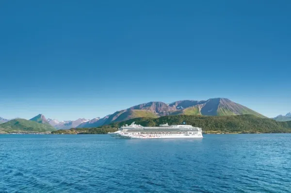 Norwegian Star auf Kreuzfahrt Norwegian Star auf dem Meer bei idyllischem Licht entlang der norwegischen Küste vor der atemberaubenden Natur von Alesund.