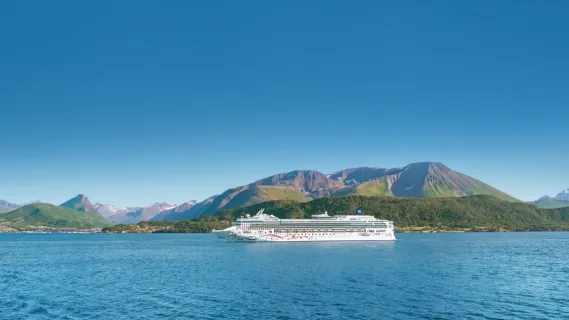 Norwegian Star Norwegian Star fährt über das Meer entlang an der Küste der norwegischen Stadt Alesund.