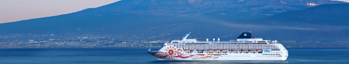 Norwegian Sun in der Seitenansicht auf dem Meer vor Bergpanorama.