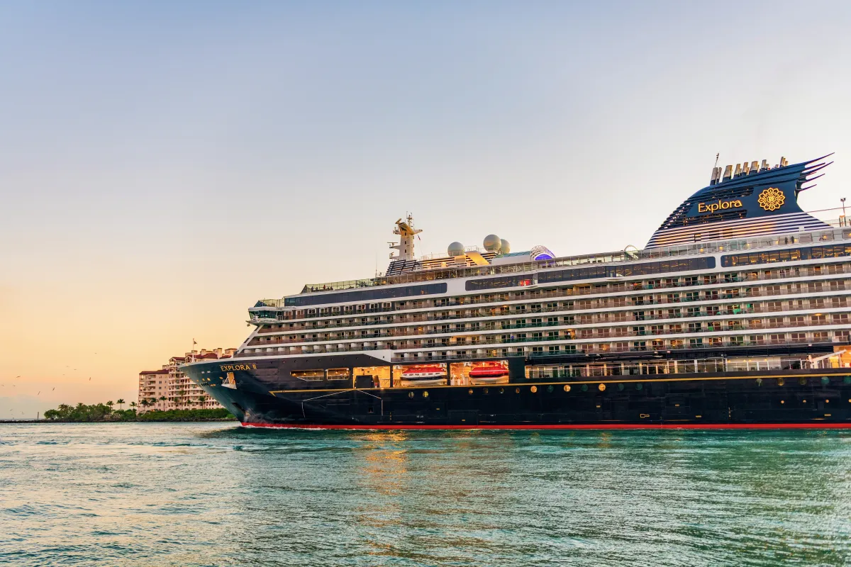 Explora Schiff im Sonnenuntergang