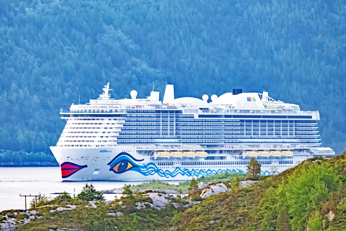 Aida Schiff vor den Bergen