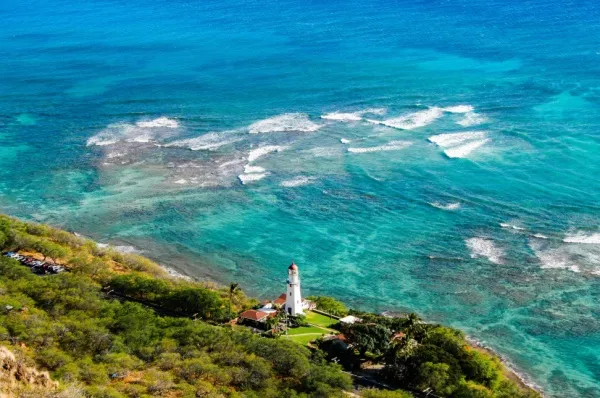 Pride of America Kreuzfahrt Hawaii Ein Leuchtturm auf Honolulu direkt am klaren Meer.