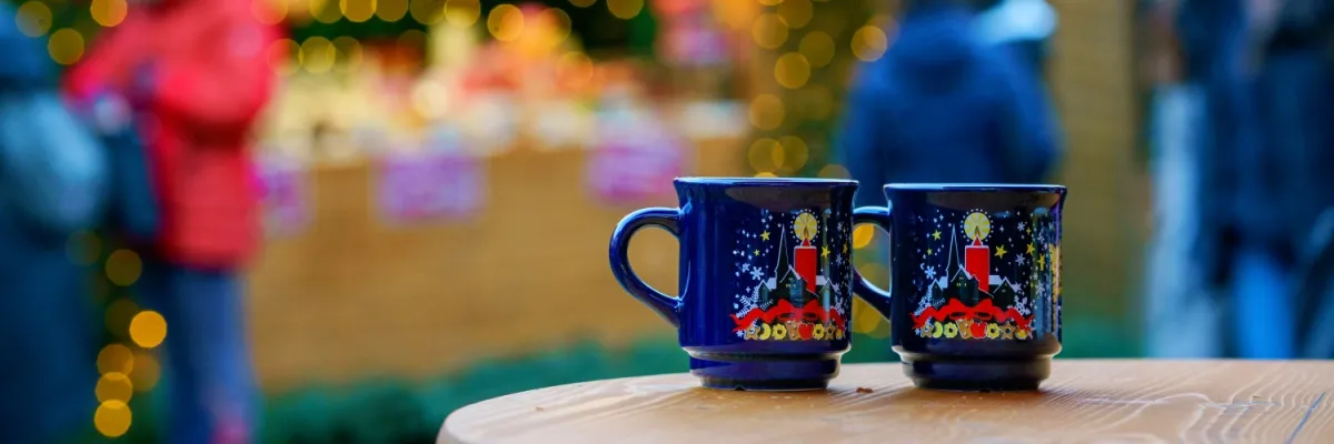 Ein Glühwein auf den schönsten Weihnachtsmärkten Europas wartet auf Sie: Buchen Sie eine Adventskreuzfahrt mit AMADEUS.