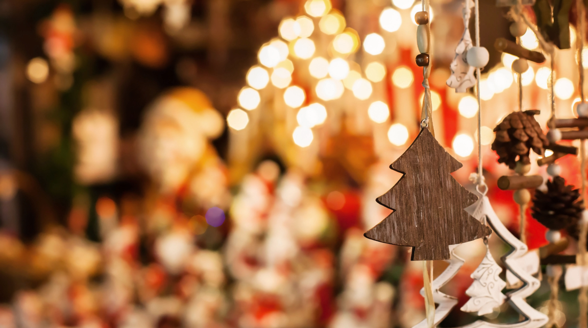 Weihnachtliche Dekoration: Ein Weihnachtsbaum auf dem Weihnachtsmarkt – ein Symbol für die besinnliche Vorweihnachtszeit.