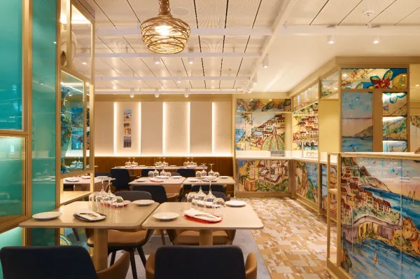 Das Toscana Restaurant mit hochwertiger Ausstattung und Bildern an den Wänden.