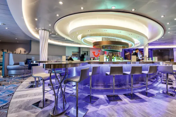 DIe TUI Bar mit edlem Interieur und blauem Licht.