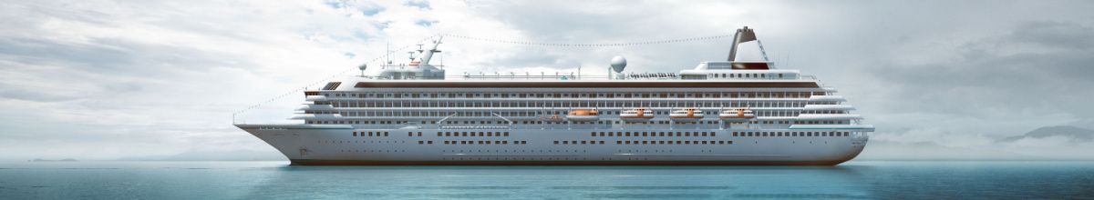 Ein Kreuzfahrtschiff aus der Seitenansicht mit grauen Wolken.
